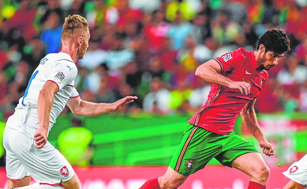 Guedes, durante un partido con Portugal.