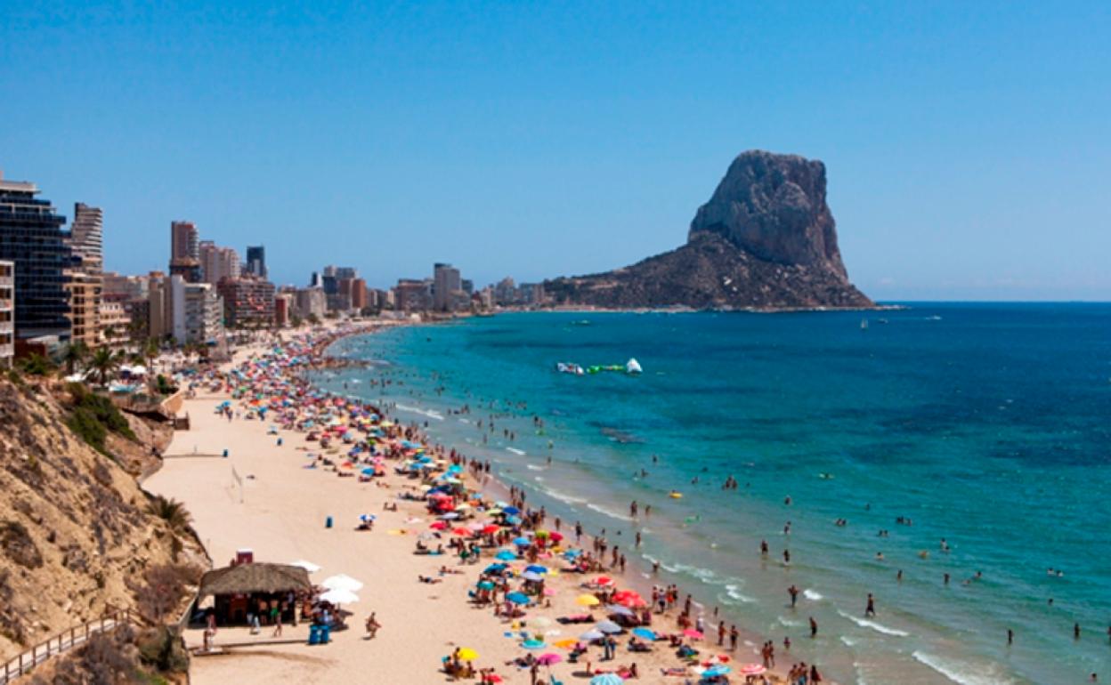 Una de las pasarelas de acceso a la playa lucirá los colores de la bandera Lgtbi