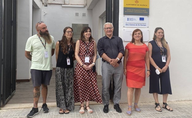 El alcalde Joan Ribó y la concejala Isabel Lozano, con los piscólogos y trabajadores sociales, en el Cabanyal. 