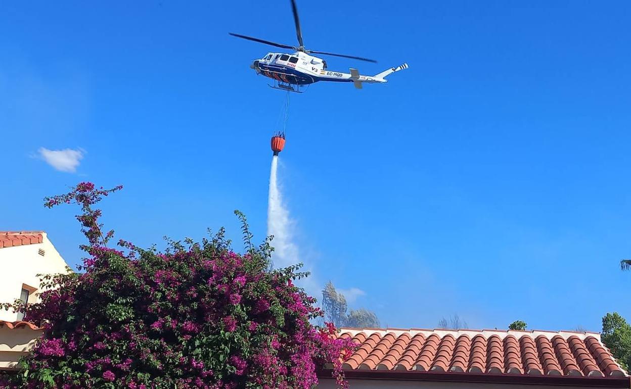 Medios aéreos en el incendio del pasado jueves. 