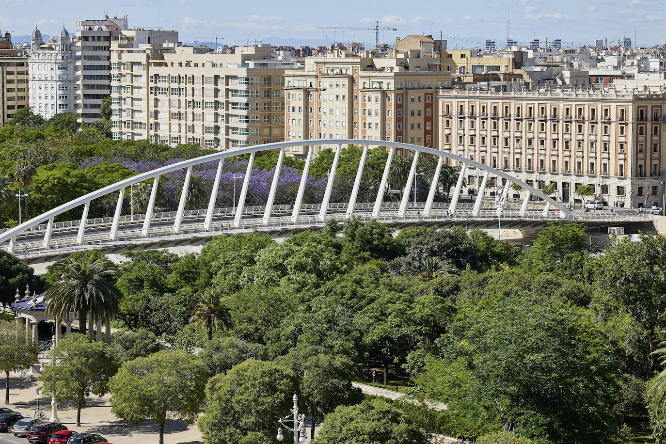 Vistas del puente conocido como la Peineta, desde una terraza del paseo de la Alameda.