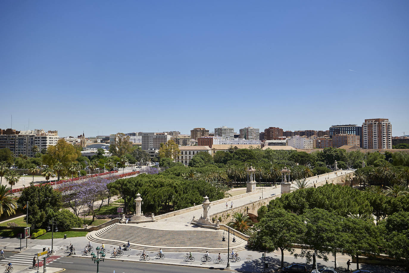 Vista del puente del Mar en primer plano y, al fondo, el puente de las flores desde la casa de Mayrén Beneyto.