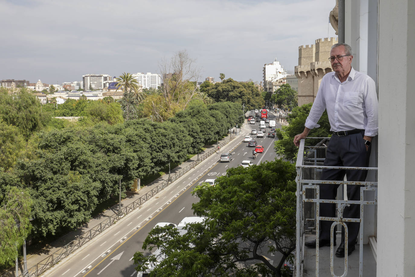 Nacho Carrau, desde el balcón de su casa junto a las Torres de Serrano.