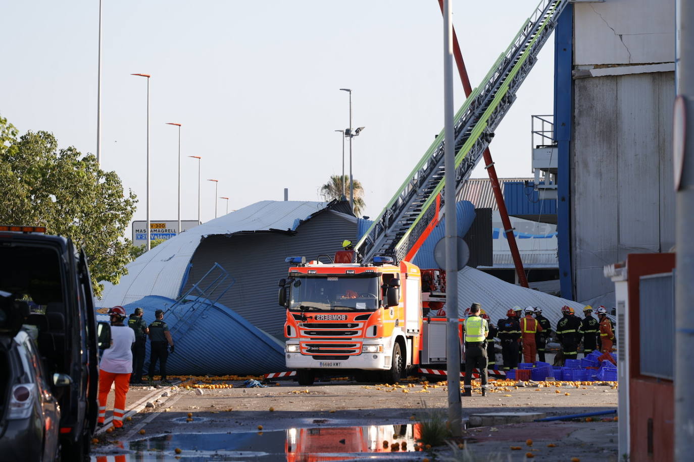 Fotos: Un trabajador queda atrapado tras el derrumbe de un deposito en una fábrica en la Pobla de Farnals