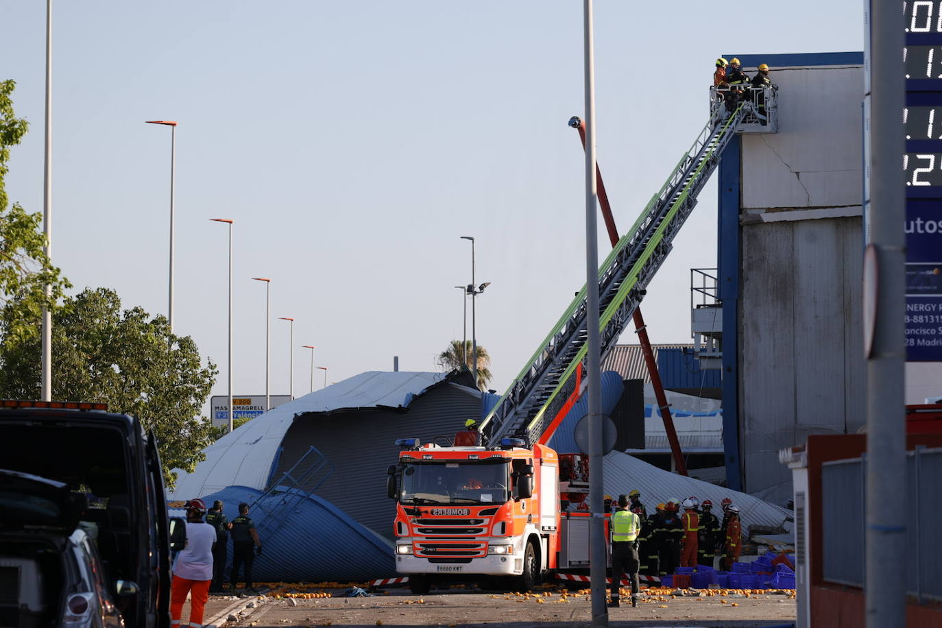 Fotos: Un trabajador queda atrapado tras el derrumbe de un deposito en una fábrica en la Pobla de Farnals