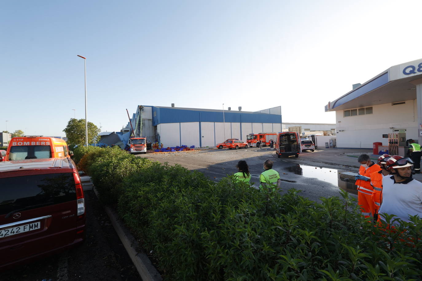 Fotos: Un trabajador queda atrapado tras el derrumbe de un deposito en una fábrica en la Pobla de Farnals