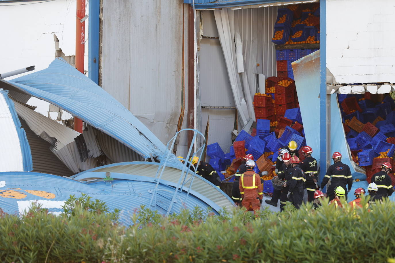 Fotos: Un trabajador queda atrapado tras el derrumbe de un deposito en una fábrica en la Pobla de Farnals