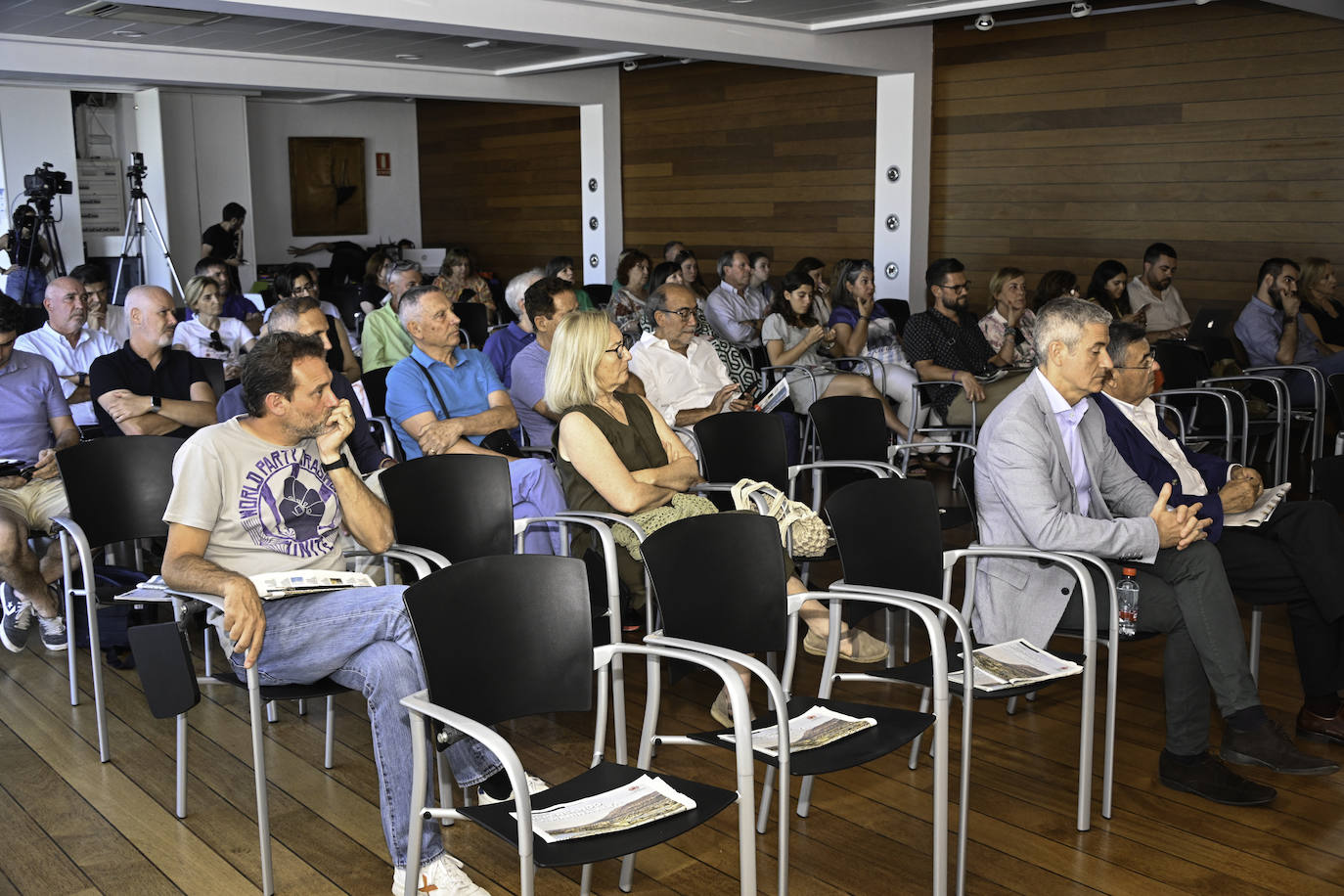 El foro, organizado por el diario LAS PROVINCIAS con la colaboración del Ajuntament de Dénia, se concibió como un encuentro profesional para analizar y debatir sobre sectores que son el motor económico en la comarca como el turismo o el agroalimentario, así como sobre los proyectos de futuro y de desarrollo sostenible.