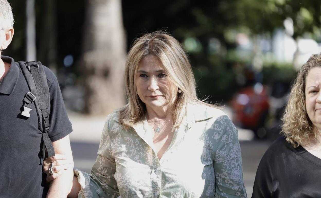 Marisol Burón llega a declarar al juicio.