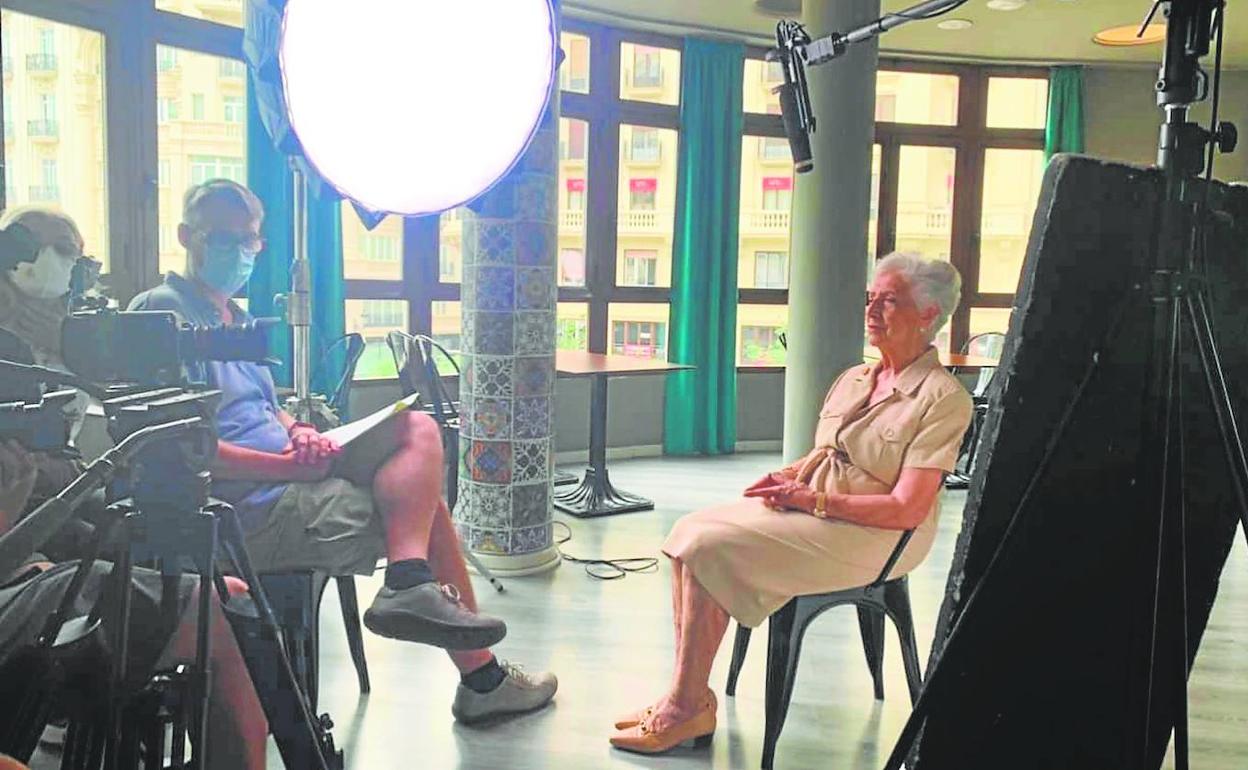 Carmen Lledó, descendiente del arquitecto valenciano durante la grabación del documental. 