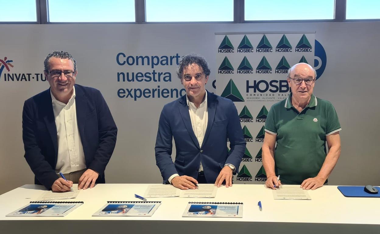 Toni Pérez, Francesc Colomer y Toni Mayor durante la firma de los convenios