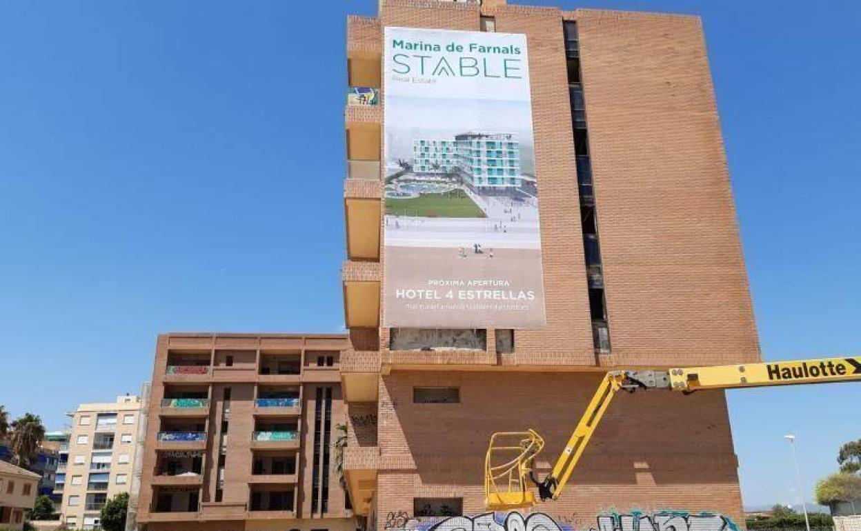 El edificio del aparthotel abandonado. 