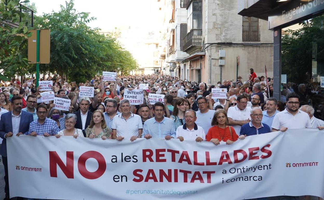 Cabeza de la manifestación de este martes con las autoridades y representantes vecinales. 