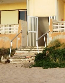 Imagen secundaria 2 - Arriba, una parte de una vivienda sustentada con hierro; abajo, accesos a edificios dañados. 