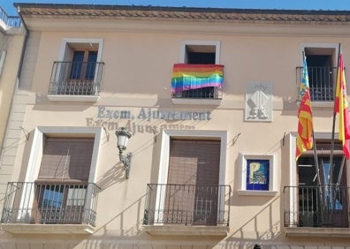 Imagen secundaria 1 - (Arriba) Castillo de Castalla iluminado con los colores del arcoíris. (Abajo) Los Ayuntamientos de Muro e Ibi fueron escenario de la lectura de sendos manifiestos reivindicativos. 