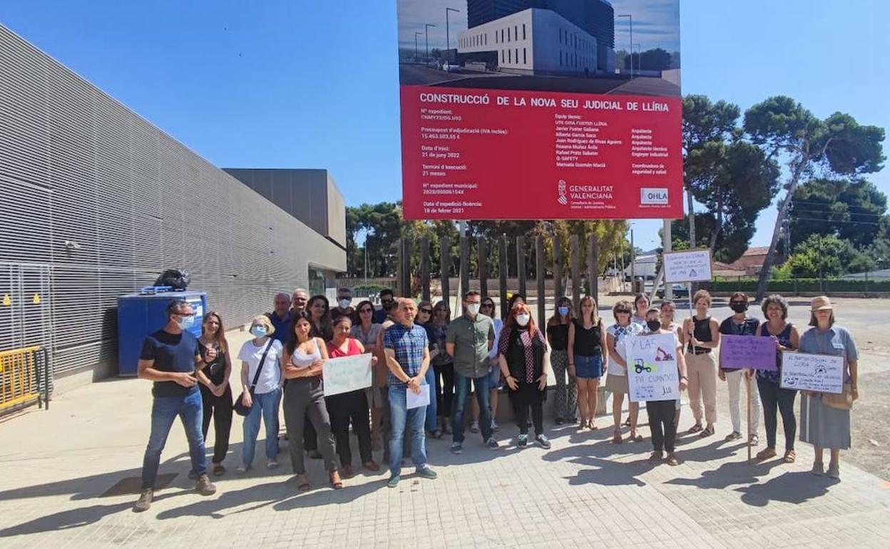 Protesta en el lugar donde se ubicará la nueva sede judicial. 