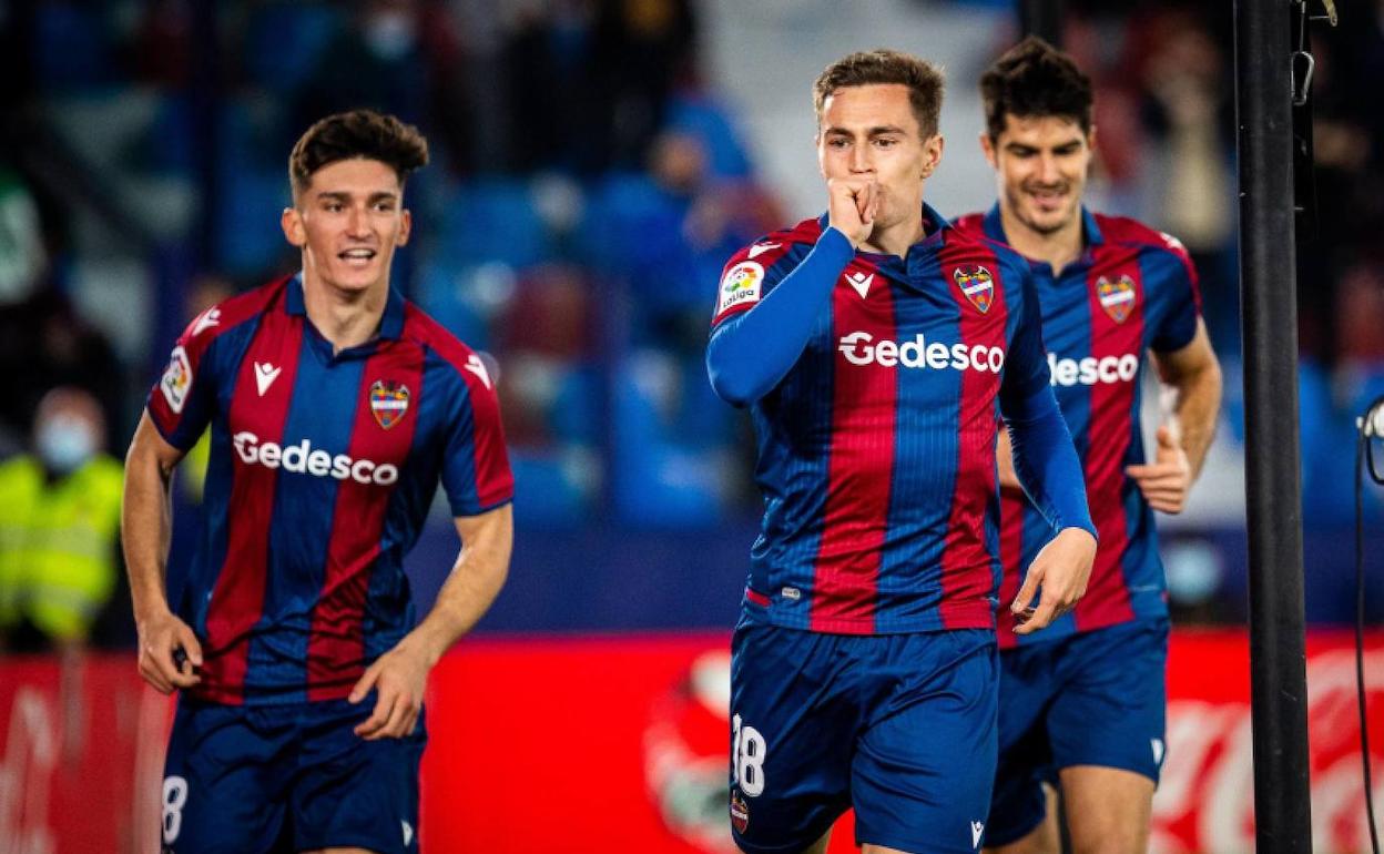 Jorge de Frutos celebra un gol junto a Gonzalo Melero y Pepelu García.