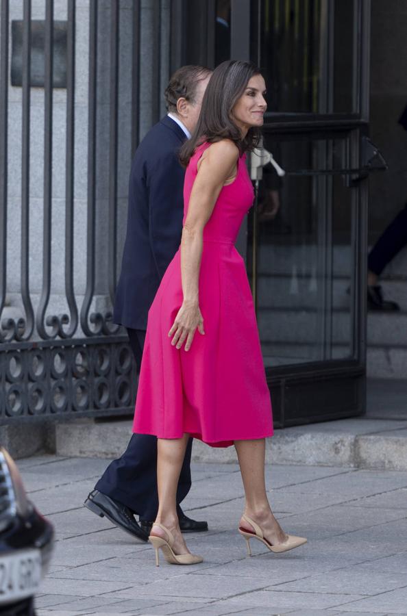 La reina Letizia llega al Teatro Real como anfitriona a las parejas de los jefes de Estado y de Gobierno de la OTAN. 