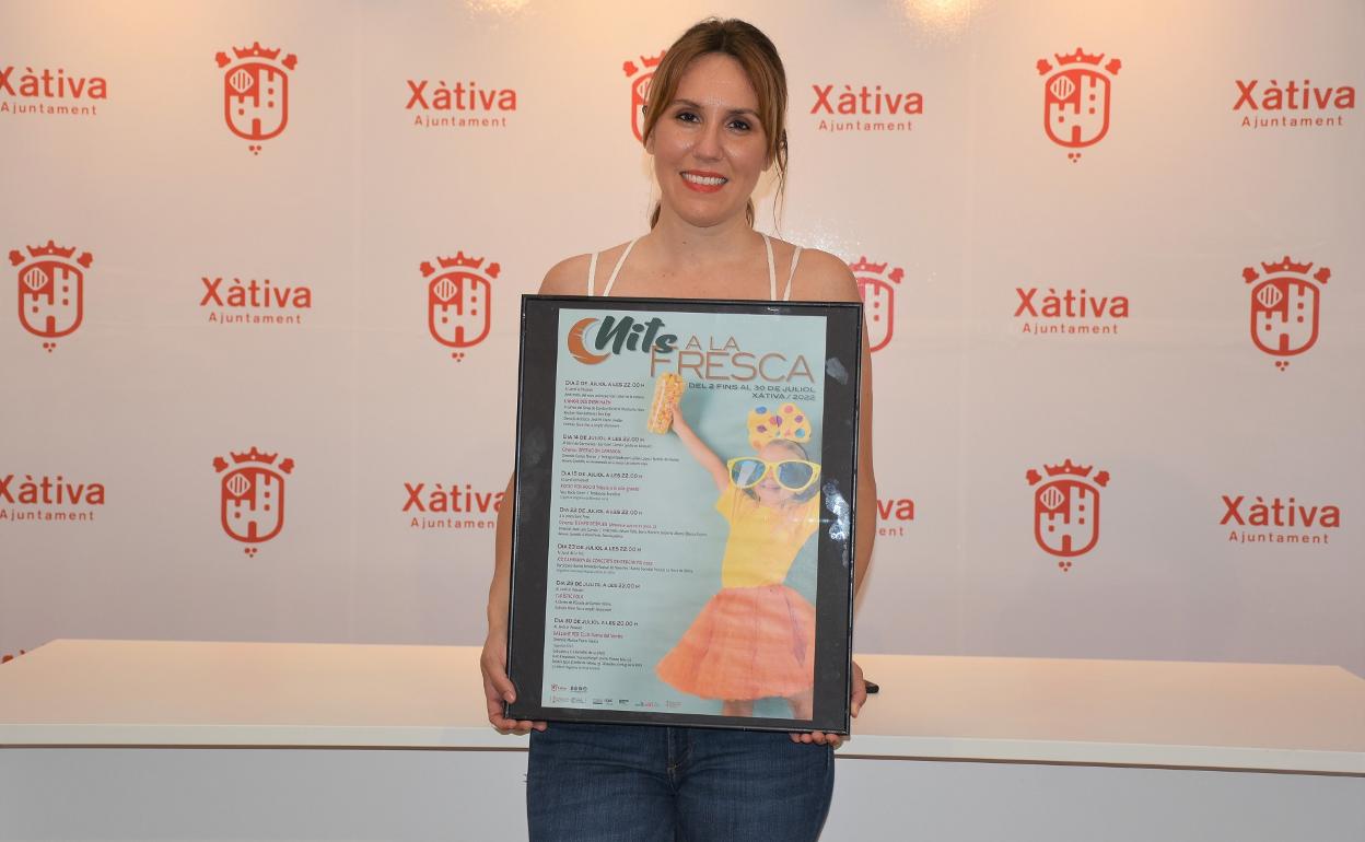 La concejala de Cultura, Raquel Caballero, con el cartel de la programación de 'Nits a la Fresca'. 