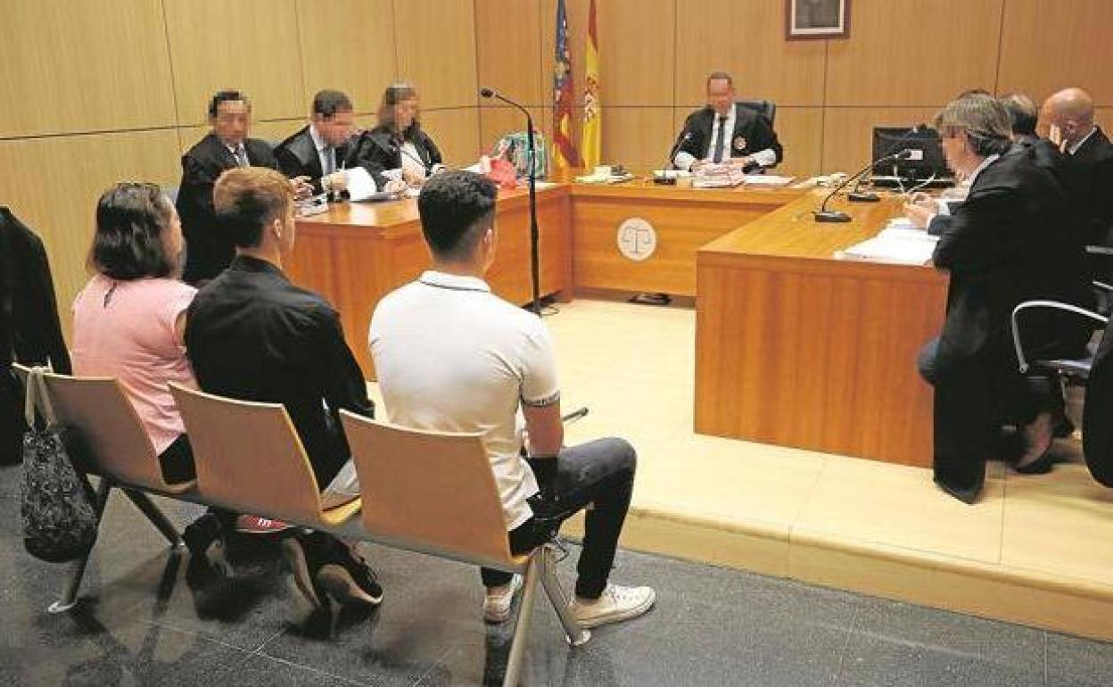 Los acusados, durante el juicio.