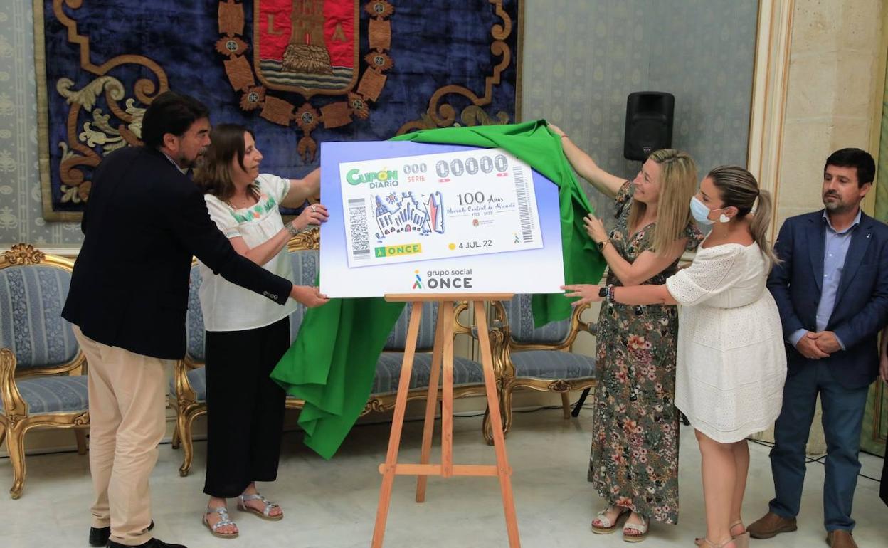 Presentación del cupón de la ONCE con la imagen del centenario del Mercado Central. 