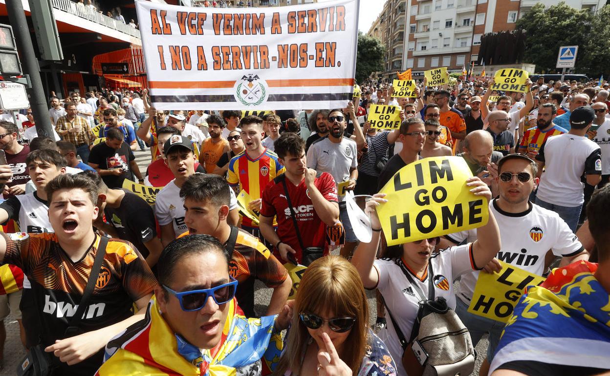 Protesta de la afición del Valencia durante el último partido de la pasada Liga ante el Celta.