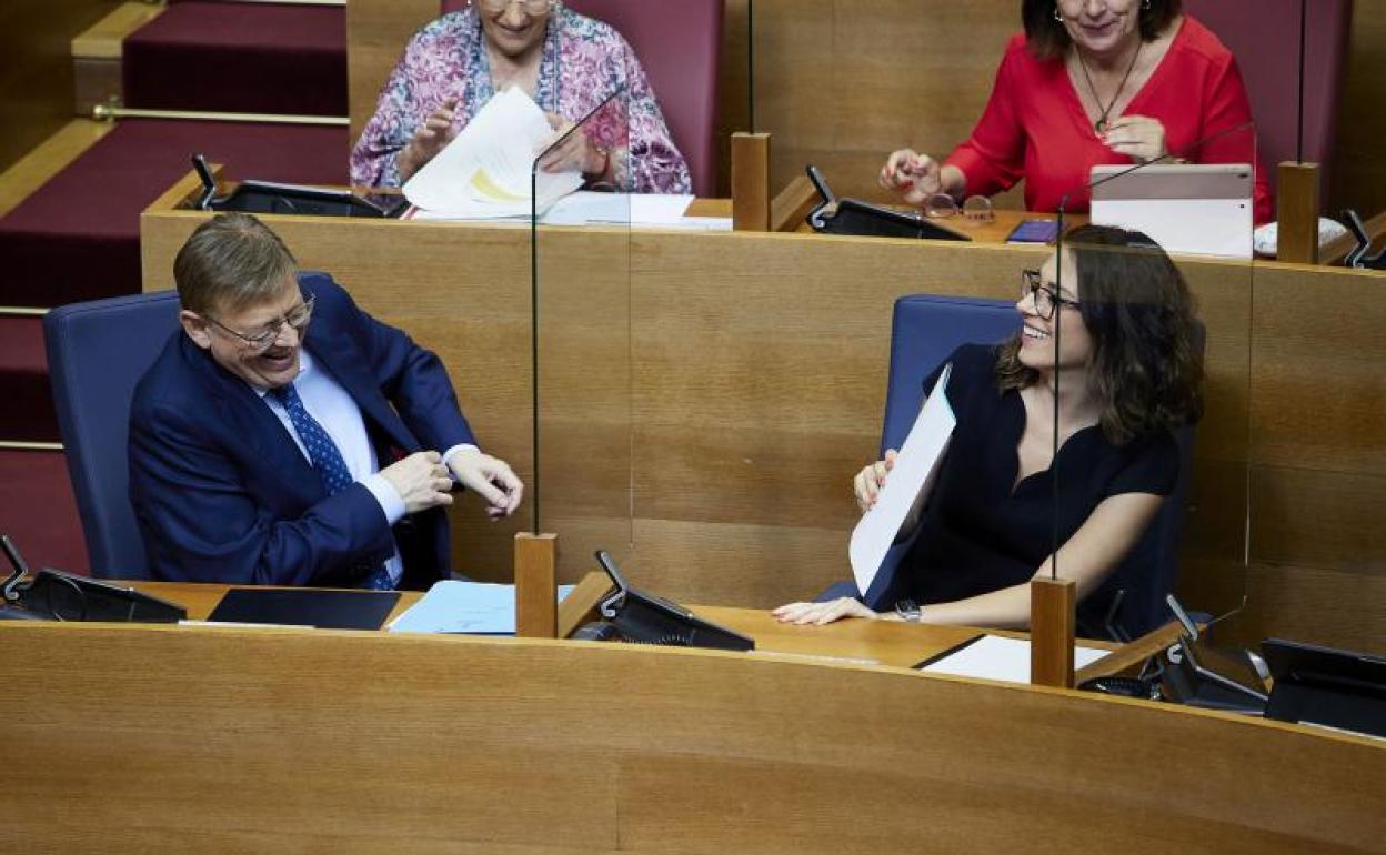 Puig y Mas se ríen en la sesión de Les Corts.