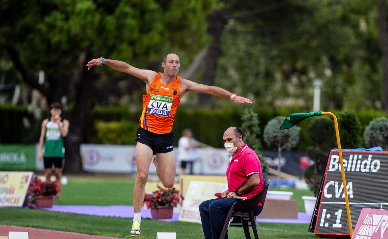 José Emilio Bellido, en una prueba de triple salto