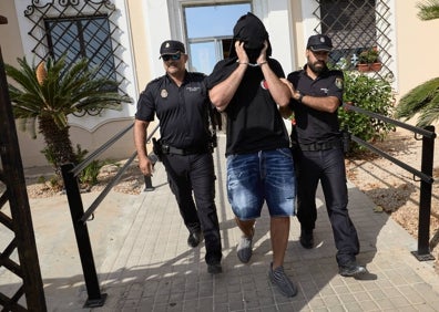 Imagen secundaria 1 - Así ha sido el traslado de los detenidos este viernes en Dènia. 