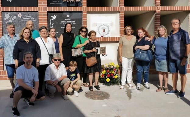 Asistentes al acto celebrado en el cementerio de Moncada. 