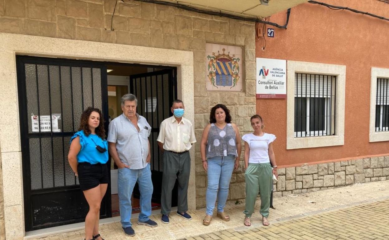 Vecinos de Bellús se han quedado esperando al médico en el consultorio. 