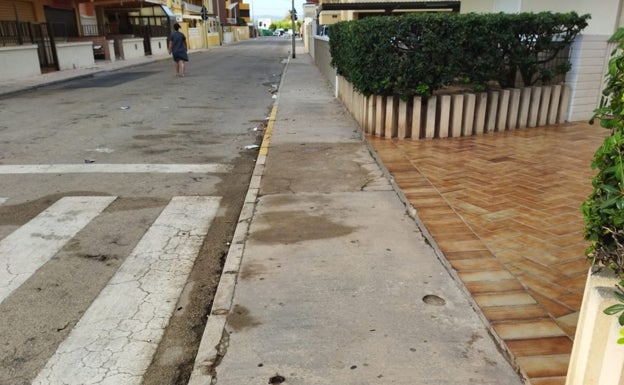 Imagen principal - Estado de las calles y las aceras de la zona sur de la playa de Tavernes. 