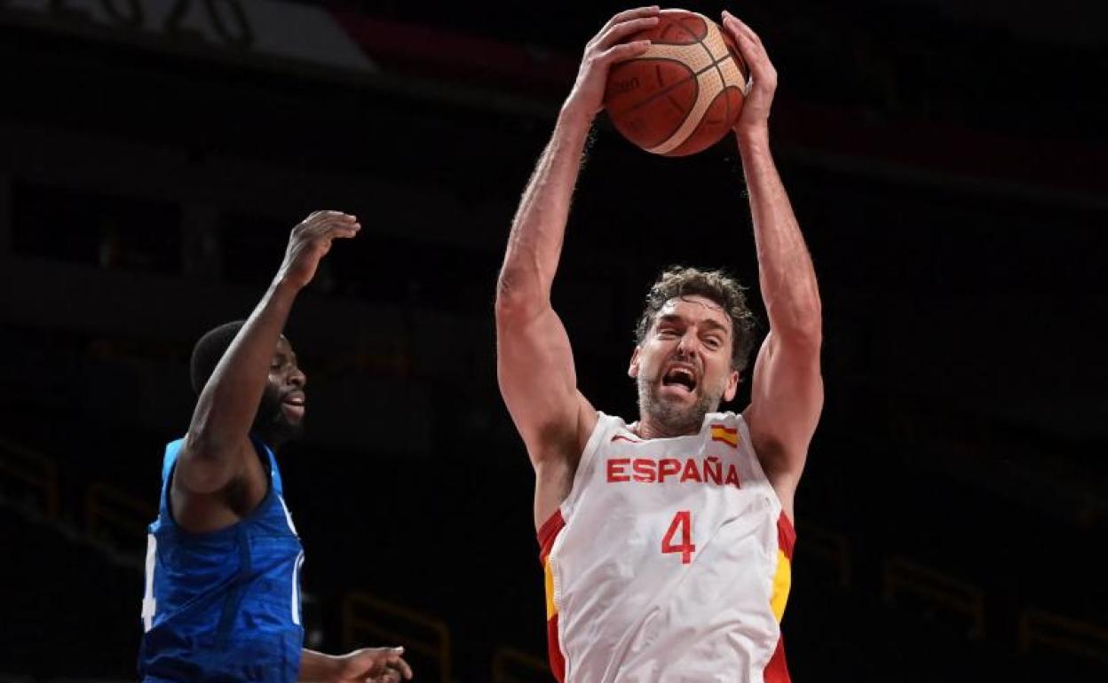 Pau Gasol y Draymond Jamal Green durante un partido entre España y EE UU en los Juegos de Tokio 2020. 