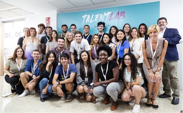 Participantes en la fase de Assessment, junto a formadores y miembros de las empresas colaboradoras. 