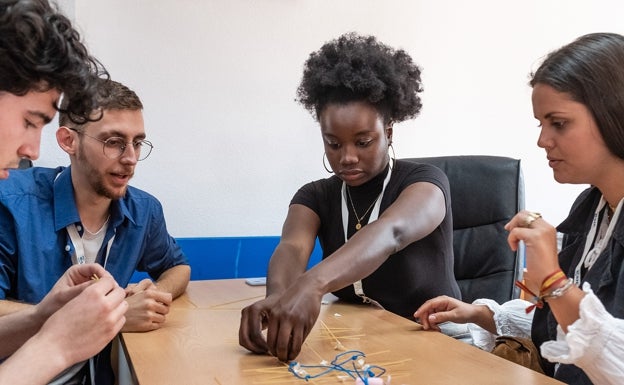 Alumnos y alumnas que participan en la iniciativa, en uno de los talleres de la fase de evaluación.