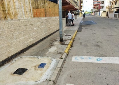 Imagen secundaria 1 - Estado de las calles y las aceras de la zona sur de la playa de Tavernes. 