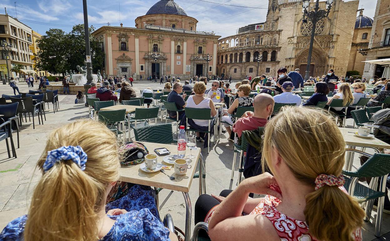 Turistas en un negocio de hostelería de la ciudad de Valencia. 