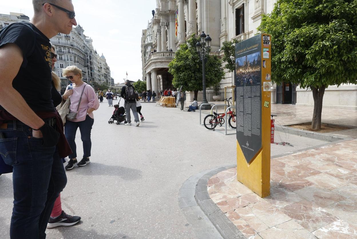 Un hombre observa el monolito en homenaje al 15-M poco después de su instalación. 