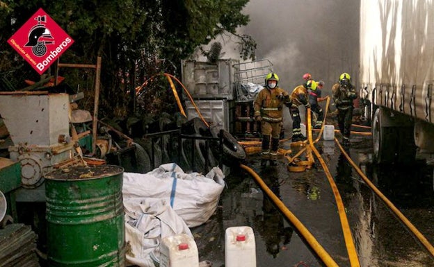 Imagen principal - Los bomberos trabajan en las tareas de extinción del incendio. 