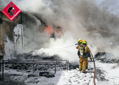 Imagen secundaria 1 - Los bomberos trabajan en las tareas de extinción del incendio. 