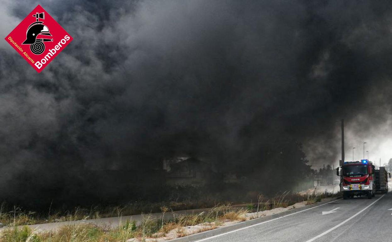 Una importante humareda se ha originado en la zona como producto del incendio. 