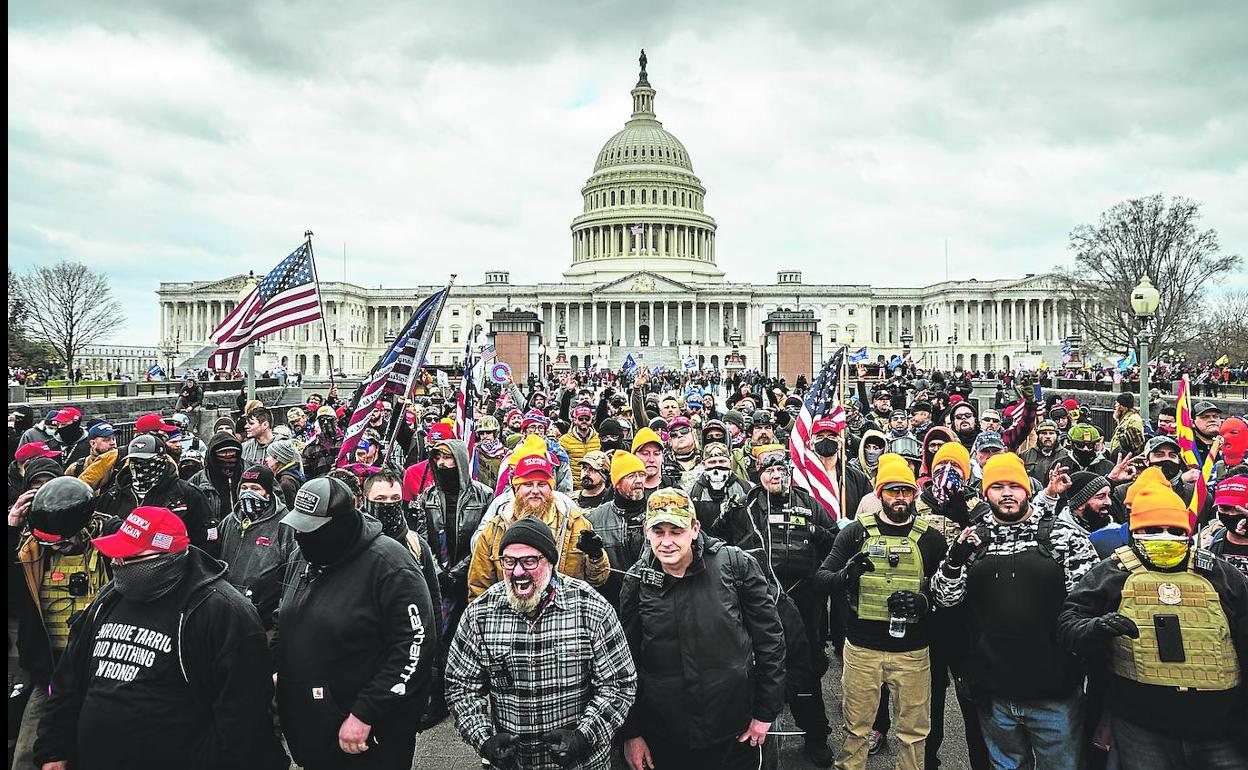 Miles de partidarios de Trump rodearon el Capitolio para evitar que se certificara la victoria electoral de Biden. 