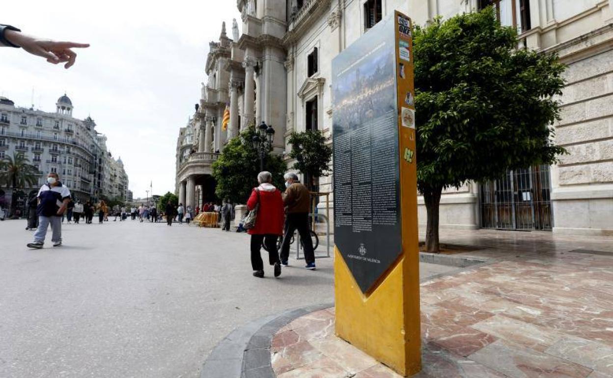 Monolito homenaje al 15-M que se instaló en la plaza del Ayuntamiento de Valencia. 