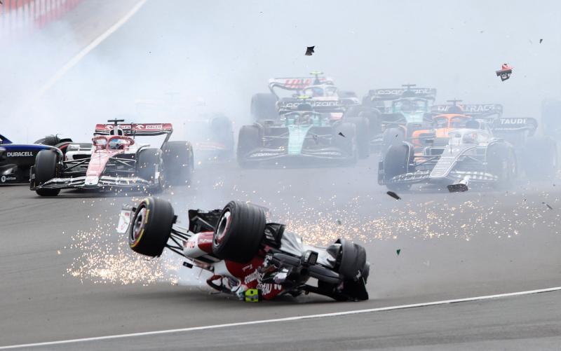 El monoplaza de Guanyu Zhou se desliza boca bajo sobre la pista tras su terrible accidente.