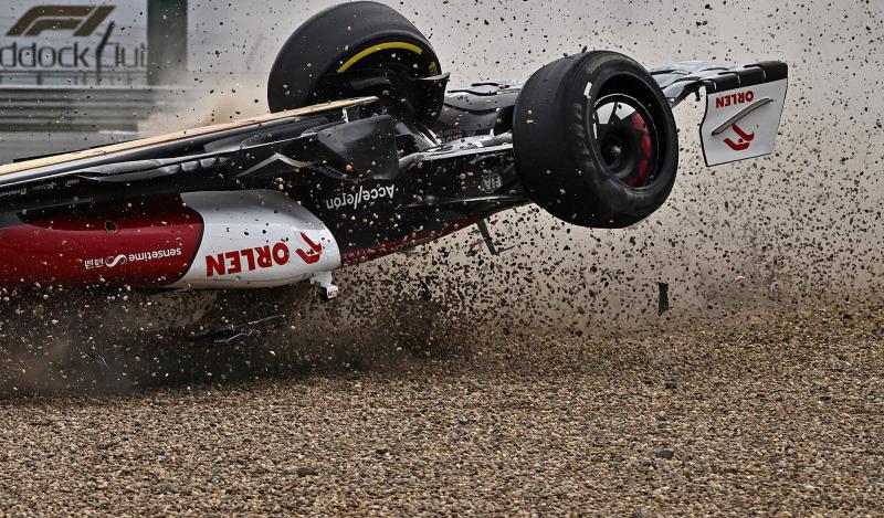 El monoplaza de Guanyu Zhou impacta boca abajo contra la grava del Circuito de Silverstone.