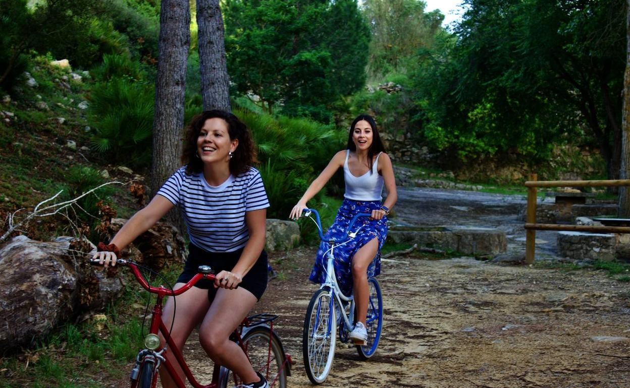 Dos cicloturistas ruedan por una senda de la comarca de Pla de l'Arc. 