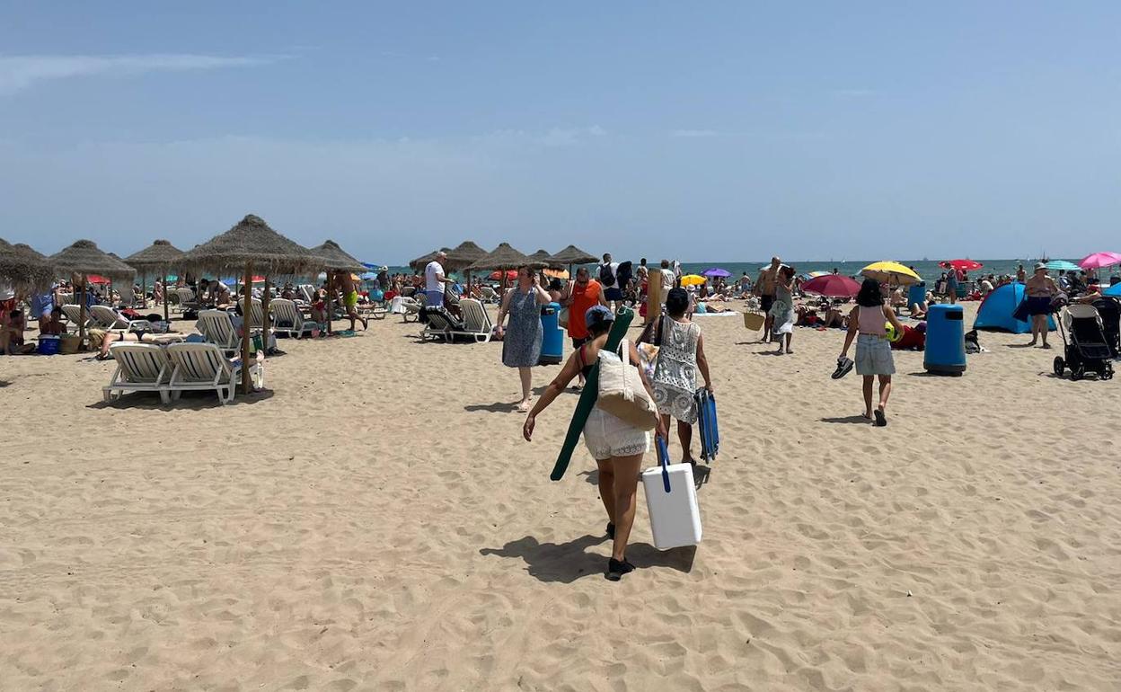 La playa de la Malvarrosa repleta de personas. 