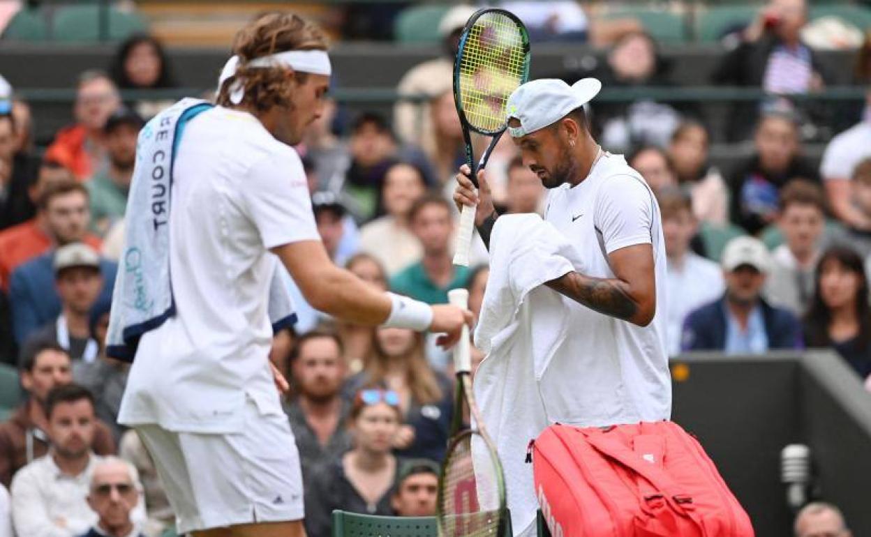 Tsitsipas y Kyrgios en su duelo en Wimbledon.