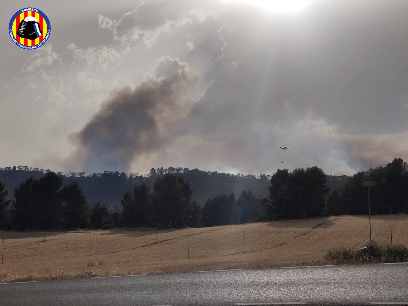 Fotos: Los bomberos luchan contra el fuego en el incendio de Venta del Moro