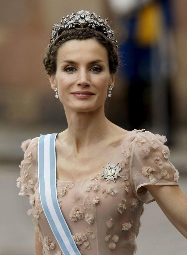 TIARA FLORAL | Es la favorita de la reina Letizia y con ella se le ha podido ver en mútiples ocasiones. Esta pieza, de platino y diamantes, fue encargada por el rey Alfonso XII a su prometida, la archiduquesa María Cristina de Austria en 1879.